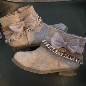 Crown Vintage Girls Sparkly Grey Boots with Bow and Chain Size 9M